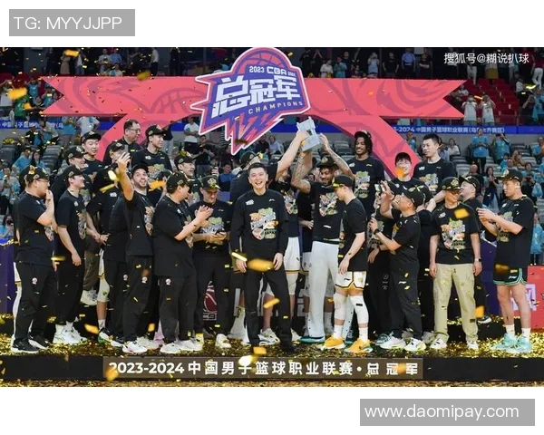 姚明带领球队在CBA赛场上勇夺冠军再创辉煌历史时刻