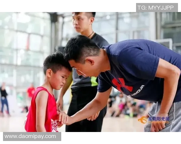 姚明挑战美食极限大面盛宴引发网友热议与欢笑