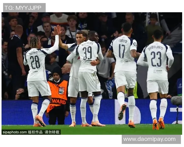 欧联杯波尔图与热刺鏖战至平局绝杀瞬间引发全场热烈反响分析